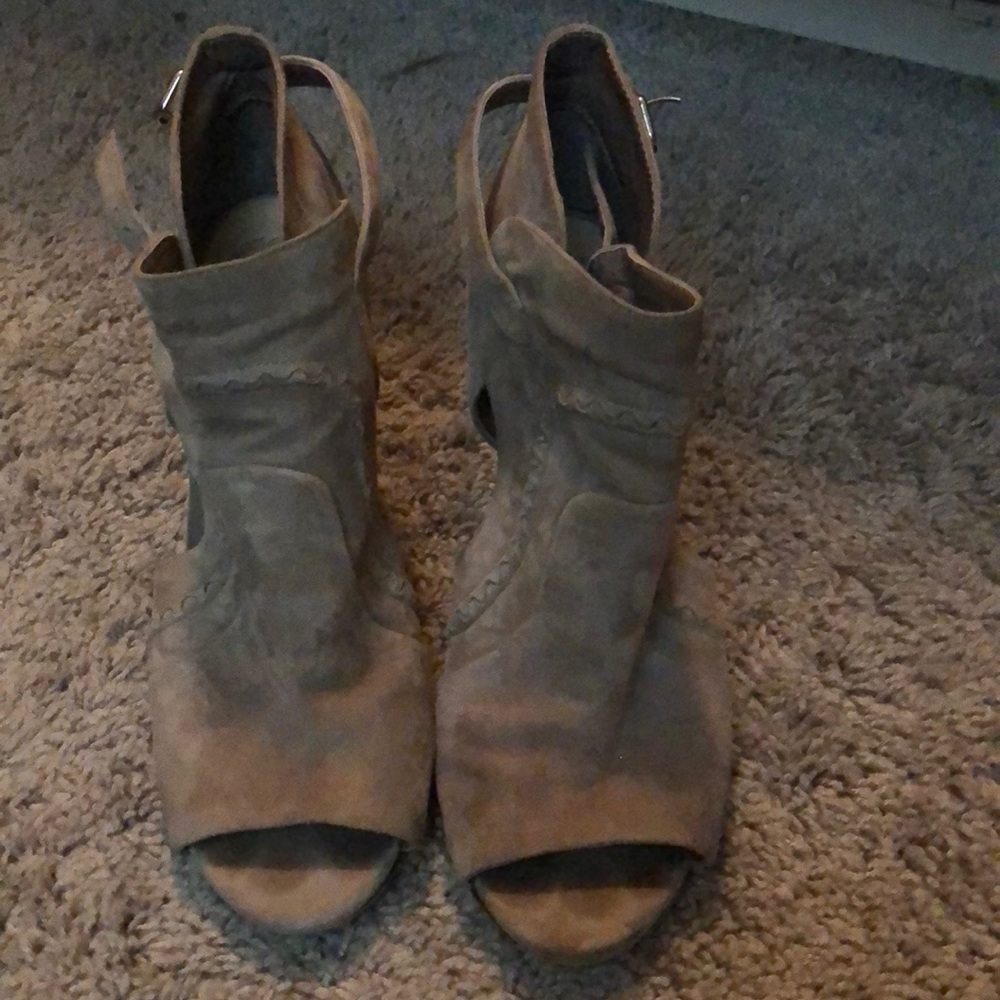 Vince Camuto peep toe booties size 10